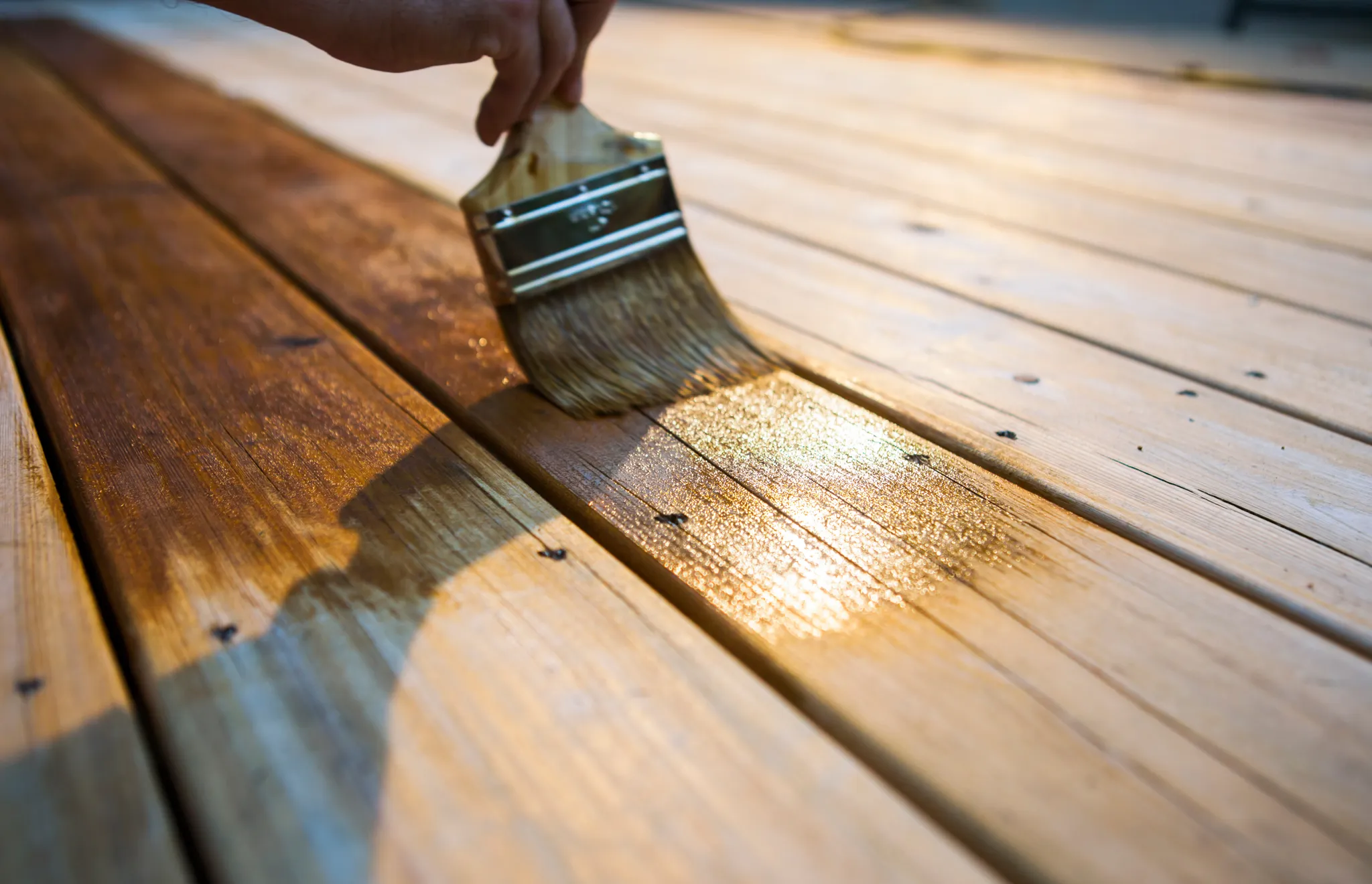 Werkstatt mit Lackiermaschinen und Holzdecke